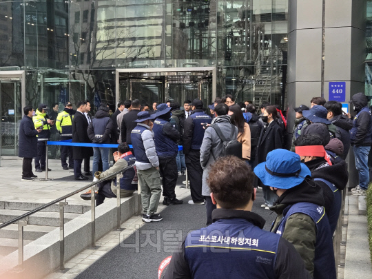 금속노조 포스코지회 조합원들이 주주총회가 열리는 포스코센터 진입을 시도하며 대치 중인 모습. 양호연 기자